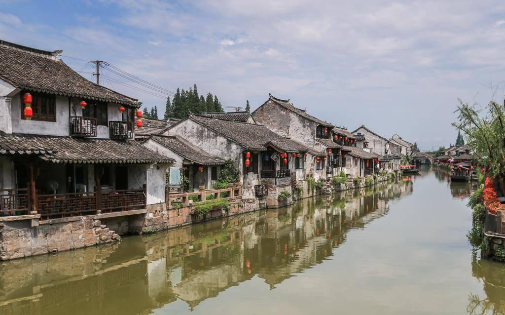 湖南一中学举办校园春晚，现场抽取20名同学免寒假作业，此外还有免费火锅奖、大礼包等